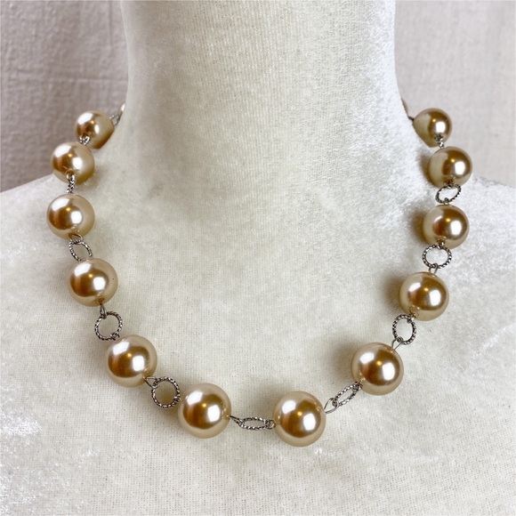 Jewelry - Lustrous silver tone necklace with champagne Pearls